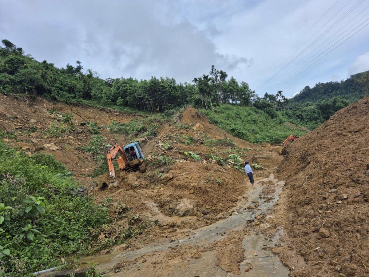 Xã Sơn Tây Hạ có 53 điểm sạt lở gây chia cắt giao thông.