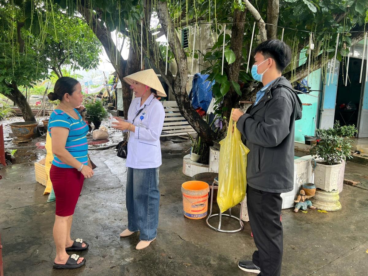 Nhân viên y tế đến tận nhà dân để cấp phát Chloramin B, viên khử khuẩn nước Aquatabs.