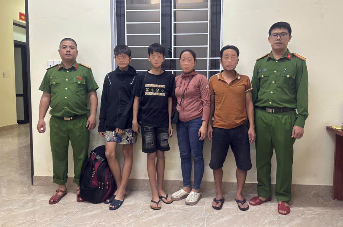 Công an xã Ninh Châu bàn giao 2 thiếu niên (thứ 2 và 3 từ trái qua) cho gia đình.