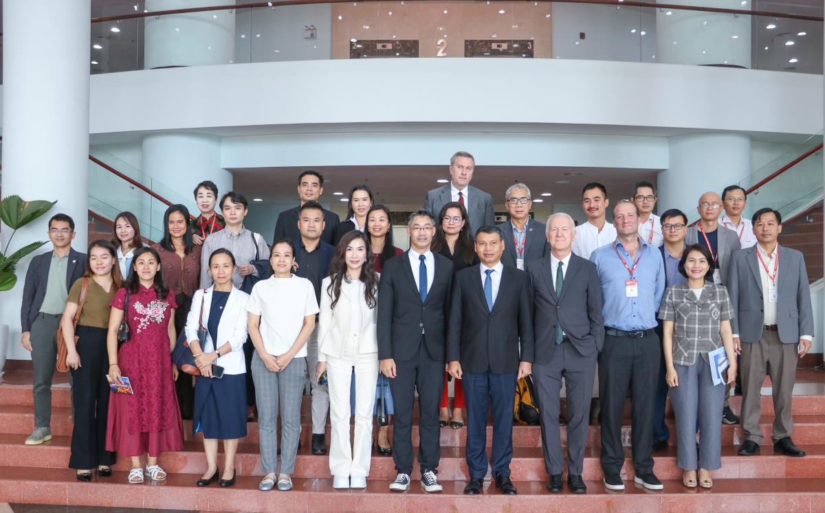 Đoàn công tác chụp ảnh lưu niệm cùng lãnh đạo thành phố Đà Nẵng.