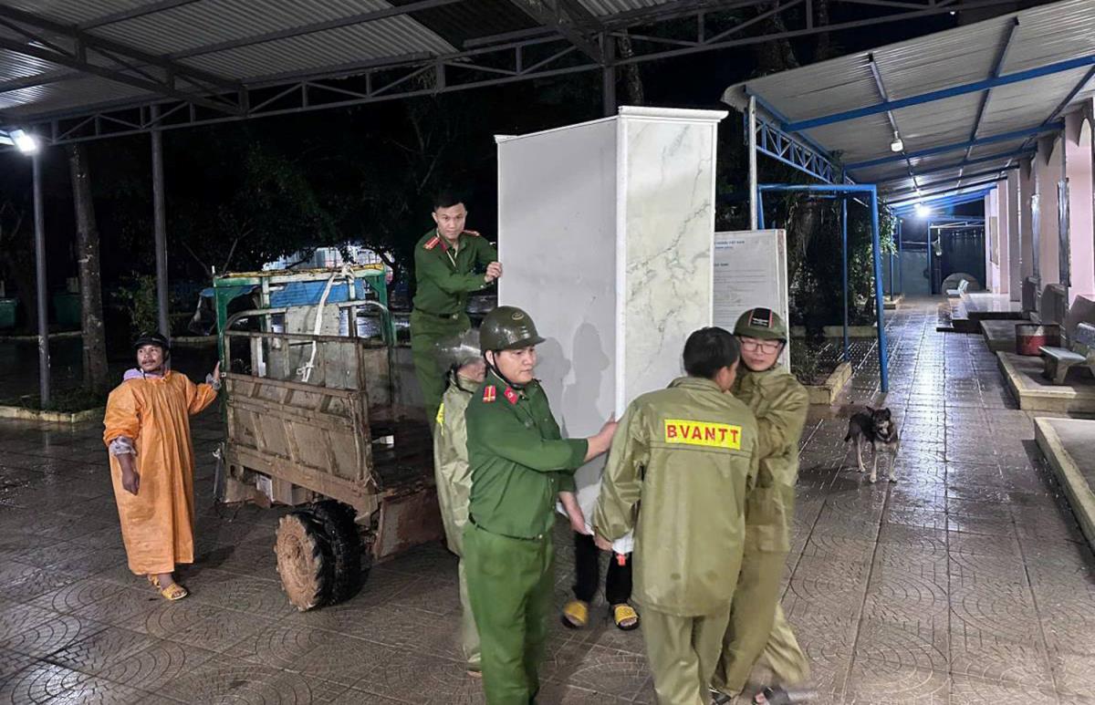 Lực lượng ANTT cơ sở cùng hỗ trợ dọn dẹp trường học, nhà dân sau khi nước rút.