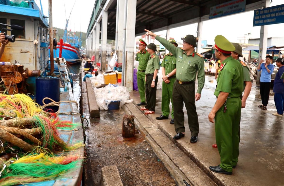 Đại tá Hồ Song Ân kiểm tra công tác phòng chống bão tại cảng cá Sa Huỳnh.