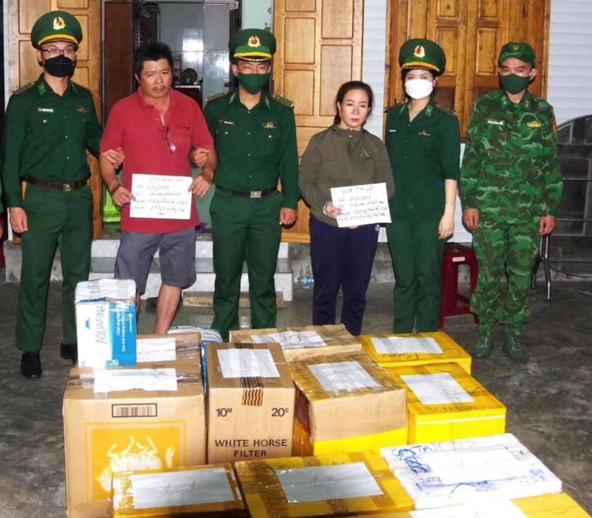 2 đối tượng Hứa Thị Lê và Trần Hồng Son bị lực lượng BĐBP bắt giữ cùng tang vật.