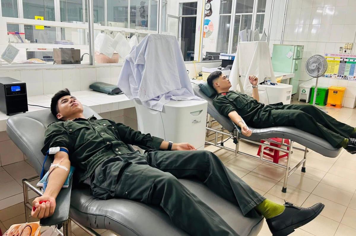 Hai CBCS tham gia hiến máu cứu người.