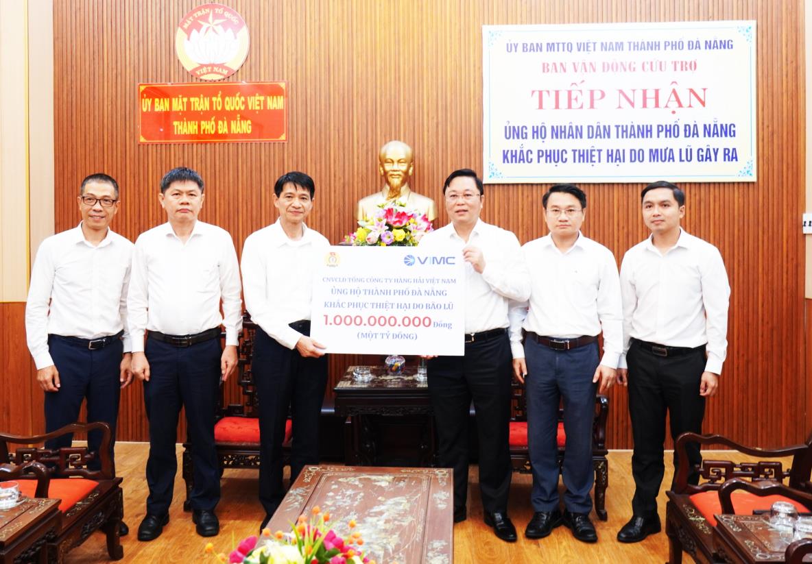 Công ty CP Cảng Đà Nẵng trao tặng 1 tỷ đồng cho người dân vùng lũ TP Đà Nẵng.