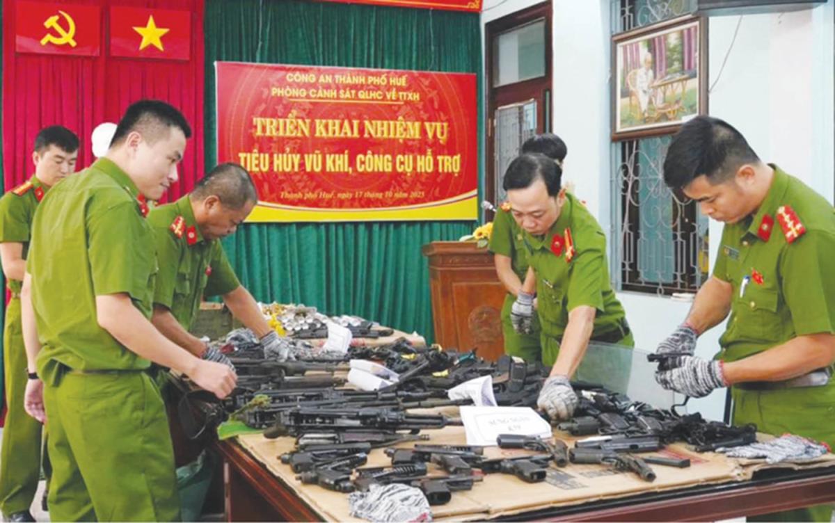 Công an TP Huế tiến hành kiểm tra, tiêu hủy vũ khí, vật liệu nổ và công cụ hỗ trợ.