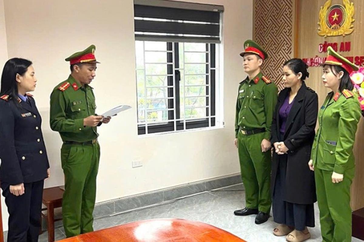 Vợ chồng “siêu lừa” Đỗ Hạnh và Trần Thị Quỳnh Nhi tại phiên tòa.