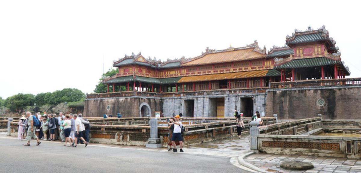 Quần thể Di tích Cố đô Huế đón đoàn du khách đầu tiên sau lũ.