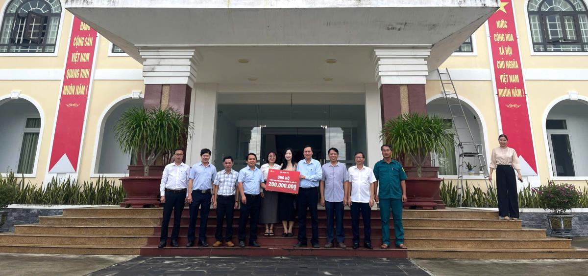 Tập đoàn FVG ủng hộ 100 triệu đồng cho xã Duy Nghĩa.