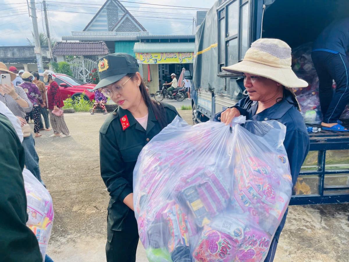 Trao tận tay “yêu thương và sẻ chia”