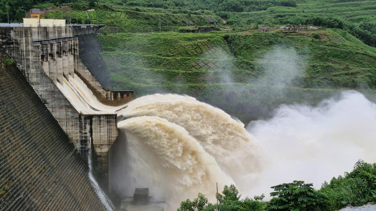 Thủy điện Sông Tranh 2 thời điểm xả lũ với lưu lượng 816 m3/s.