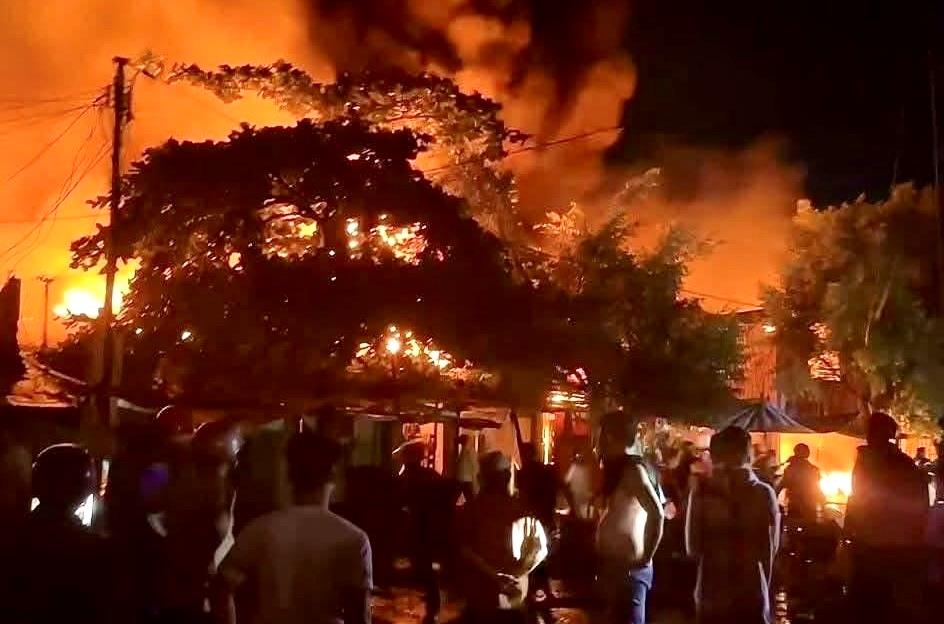 Cháy lớn thiêu rụi hàng chục gian hàng tại chợ Bình Dương.