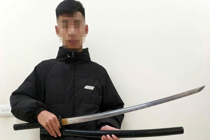 P.N.L. và thanh kiếm Nhật tang vật.