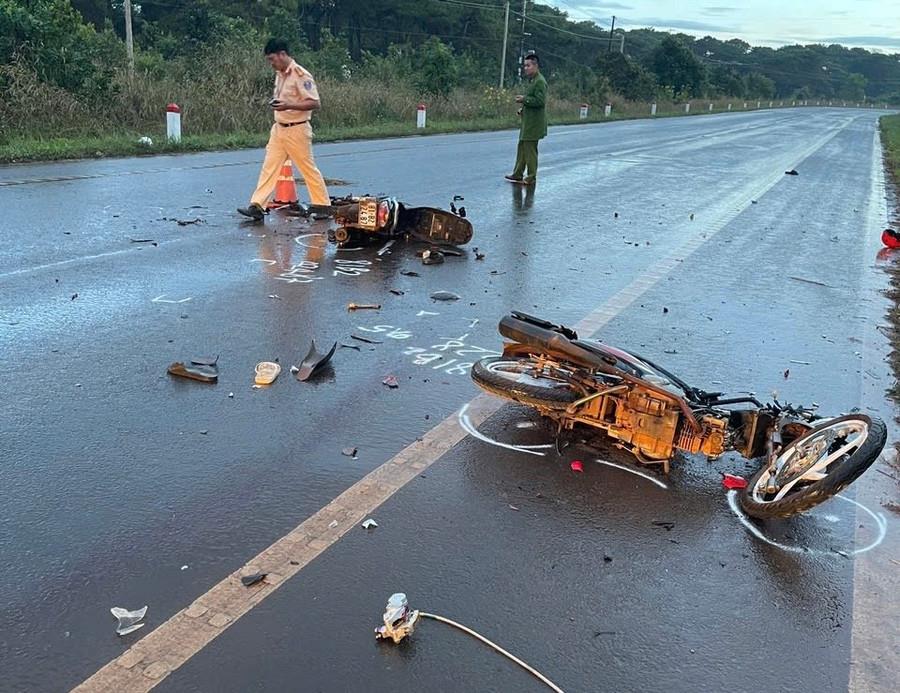 Cơ quan Công an khám nghiệm hiện trường vụ TNGT.