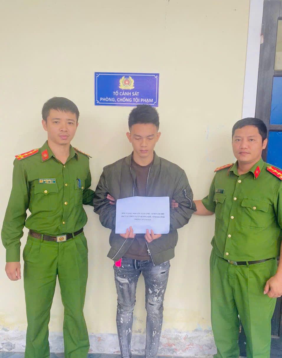 Công an xã Hương Xuân bắt giữ đối tượng Nguyễn Tuấn Anh.