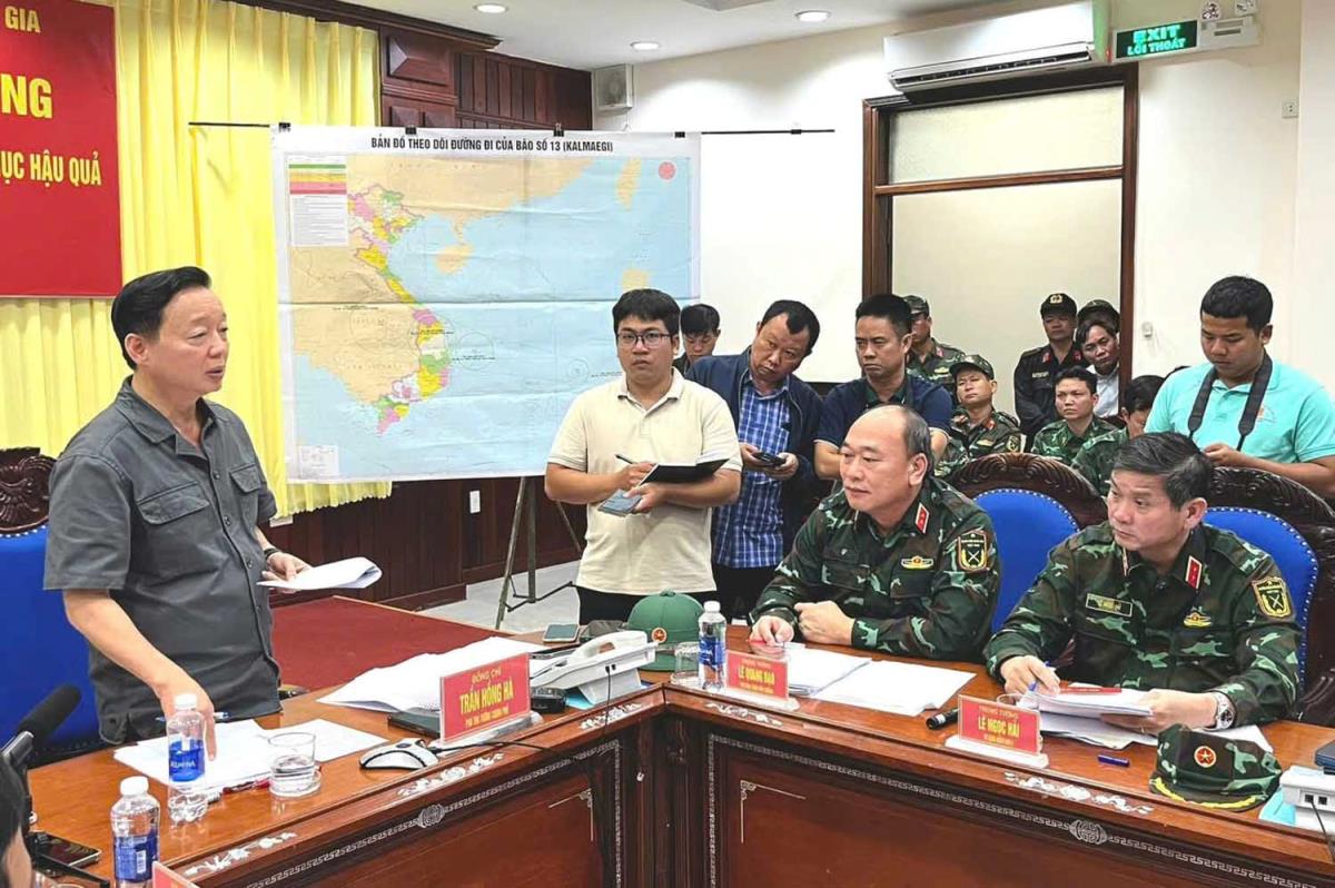 Bí thư Thành ủy Lê Ngọc Quang ân cần thăm hỏi, động viên bà con ổn định tâm lý, yên tâm tránh trú bão.