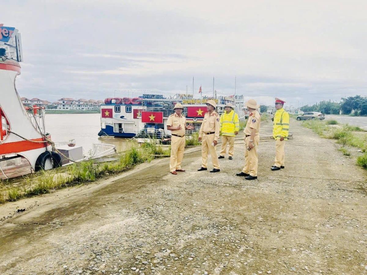 Lực lượng CSGT sẵn sàng ứng trực phòng chống bão số 13