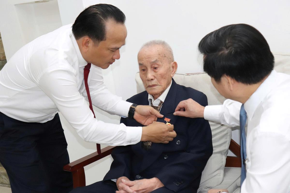 Lãnh đạo phường Cẩm Lệ trao Huy hiệu Đảng cho các đảng viên