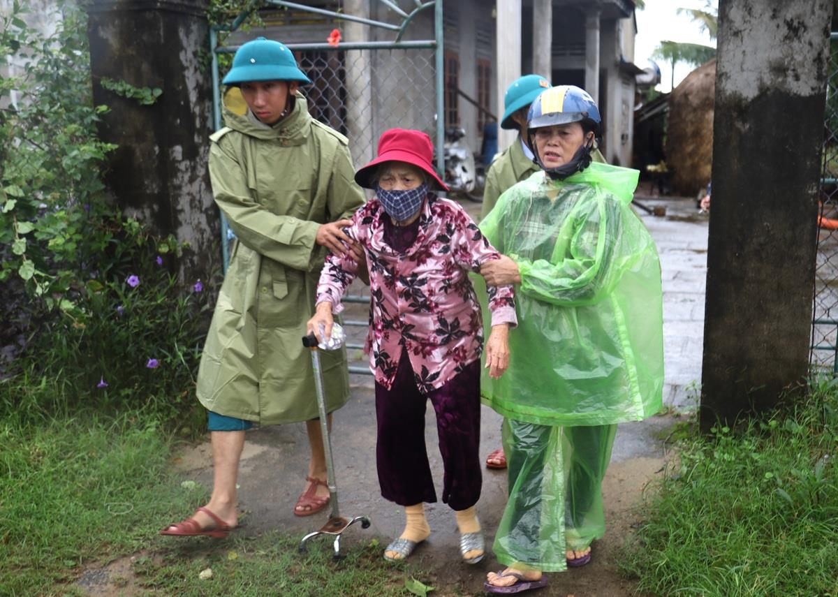 Lực lượng công an xã hỗ trợ dân di chuyển đến khu tránh trú bão