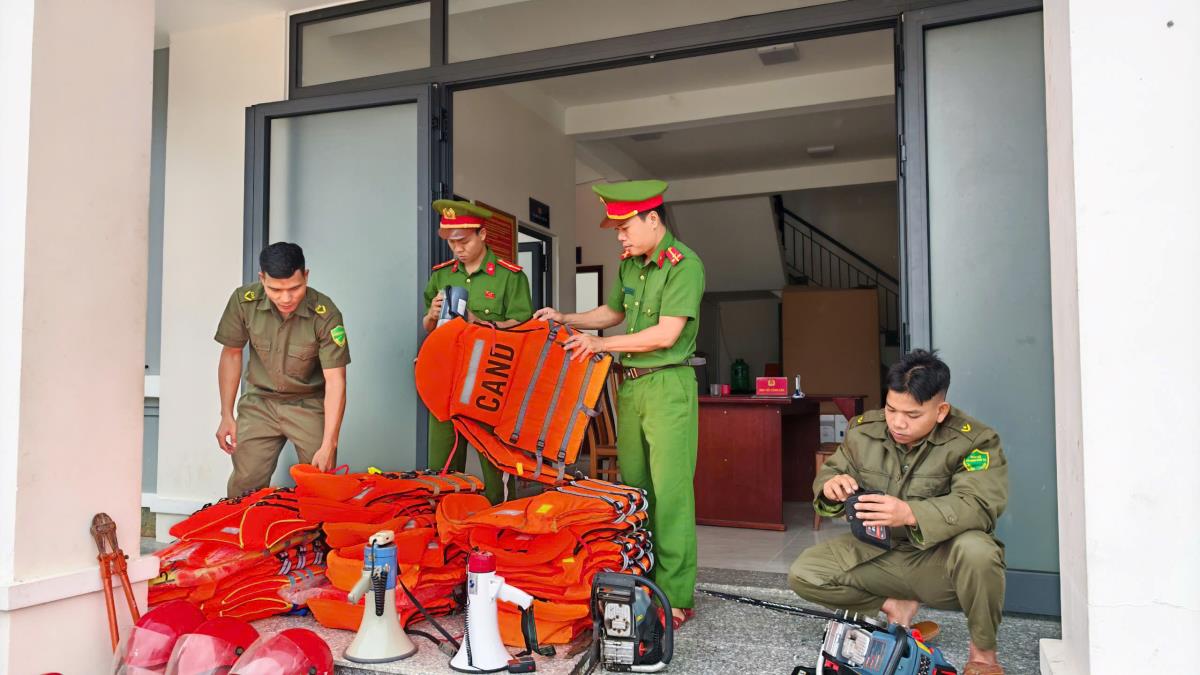 Công an xã, lực lượng ANTT cơ sở vào từng thôn tuyên truyền cho nhân dân phòng chống bão số 13