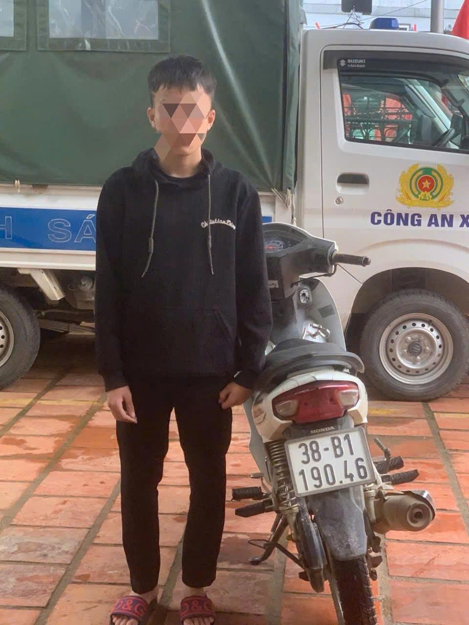 Đối tượng P.N.T và chiếc xe máy tang vật trộm cắp.