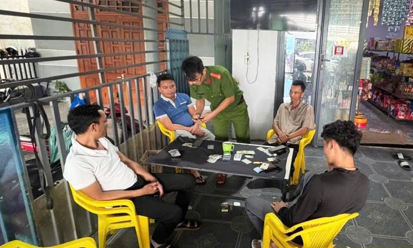 Các đối tượng đánh bạc trái phép bị bắt quả tang.