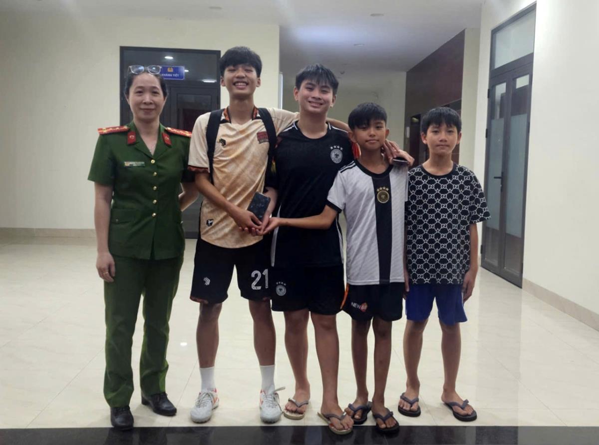 3 em học sinh trao lại ĐTDĐ nhặt dược cho anh Cương.