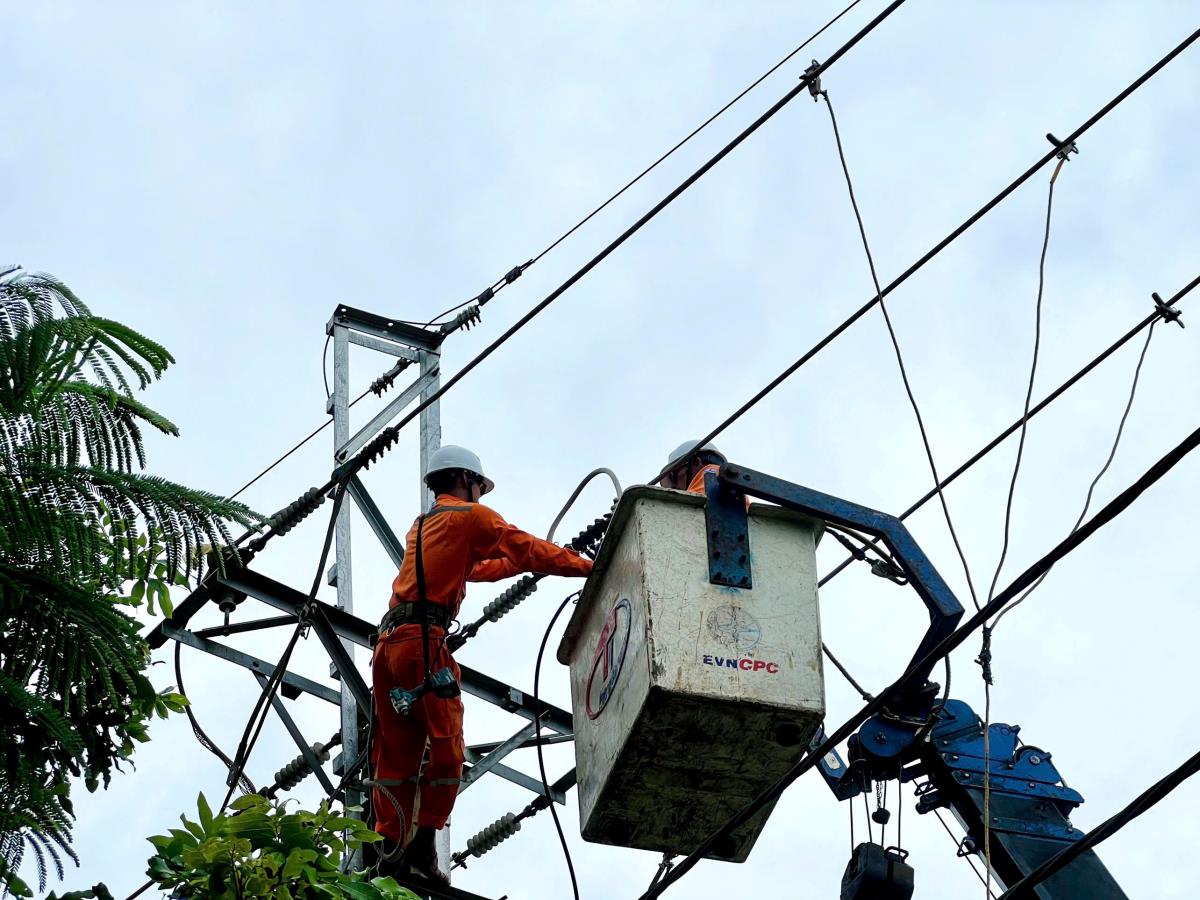 Cán bộ, nhân viên EVNCPC đang nỗ lực khắc phục sự cố lưới điện do bão gây ra