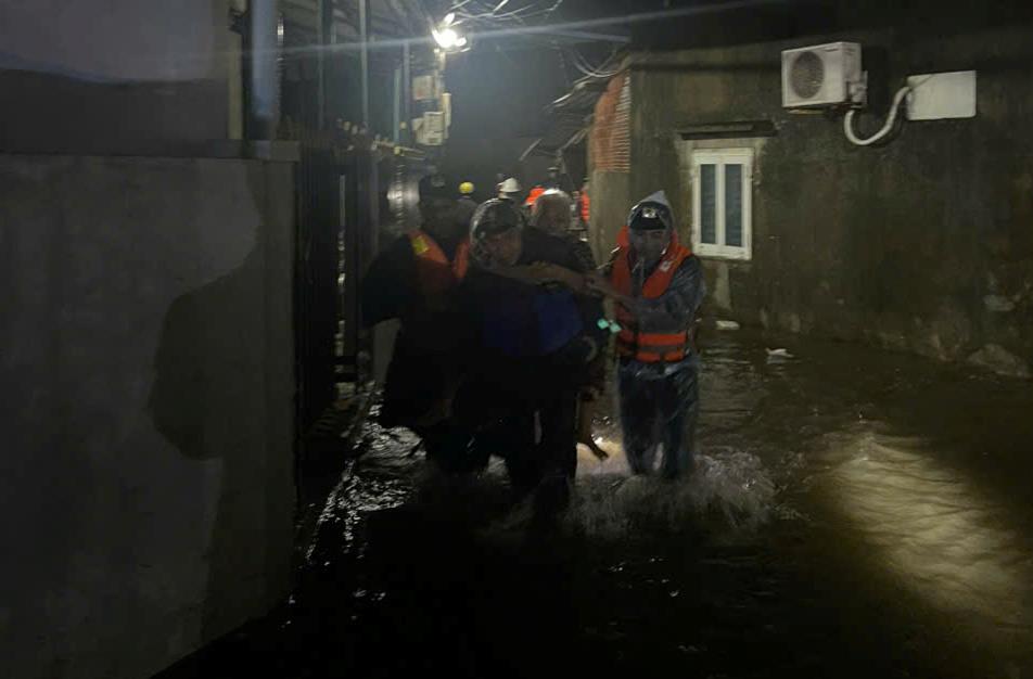 Cõng người dân di dời trong đêm