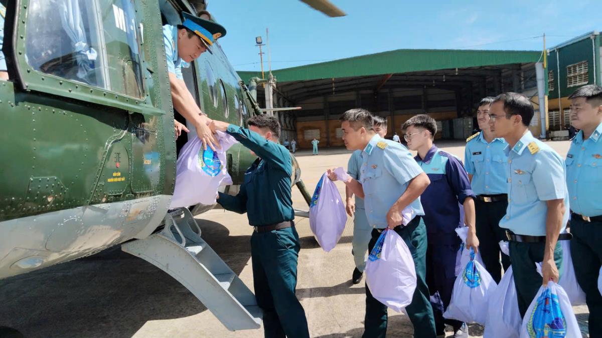 Trực thăng đến khu vực biển Lý Sơn để hỗ trợ tìm kiếm 3 người mất tích