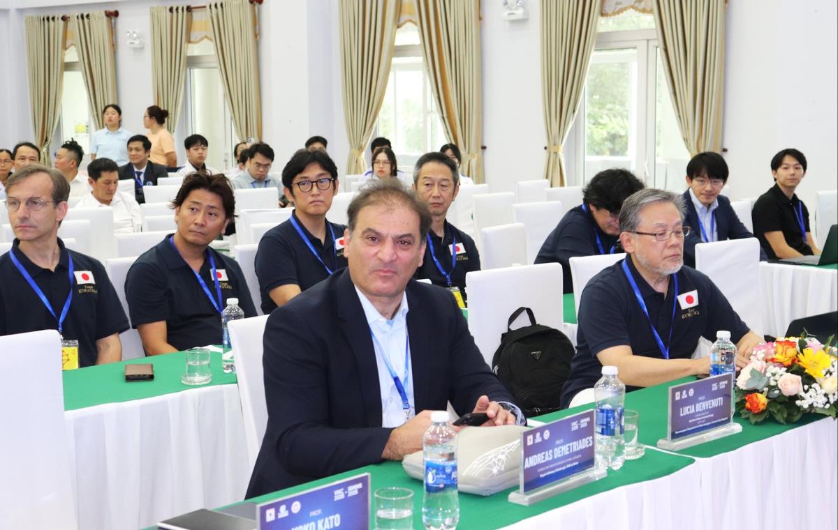 Các chuyên gia quốc tế tham gia hội nghị.