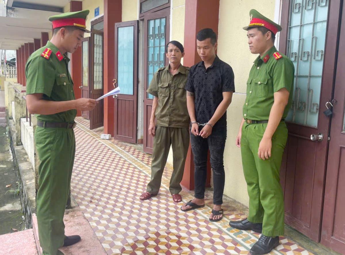 Công an xã Thăng Bình thi hành lệnh bắt tạm giam bị can Nguyễn Tấn Đạt.