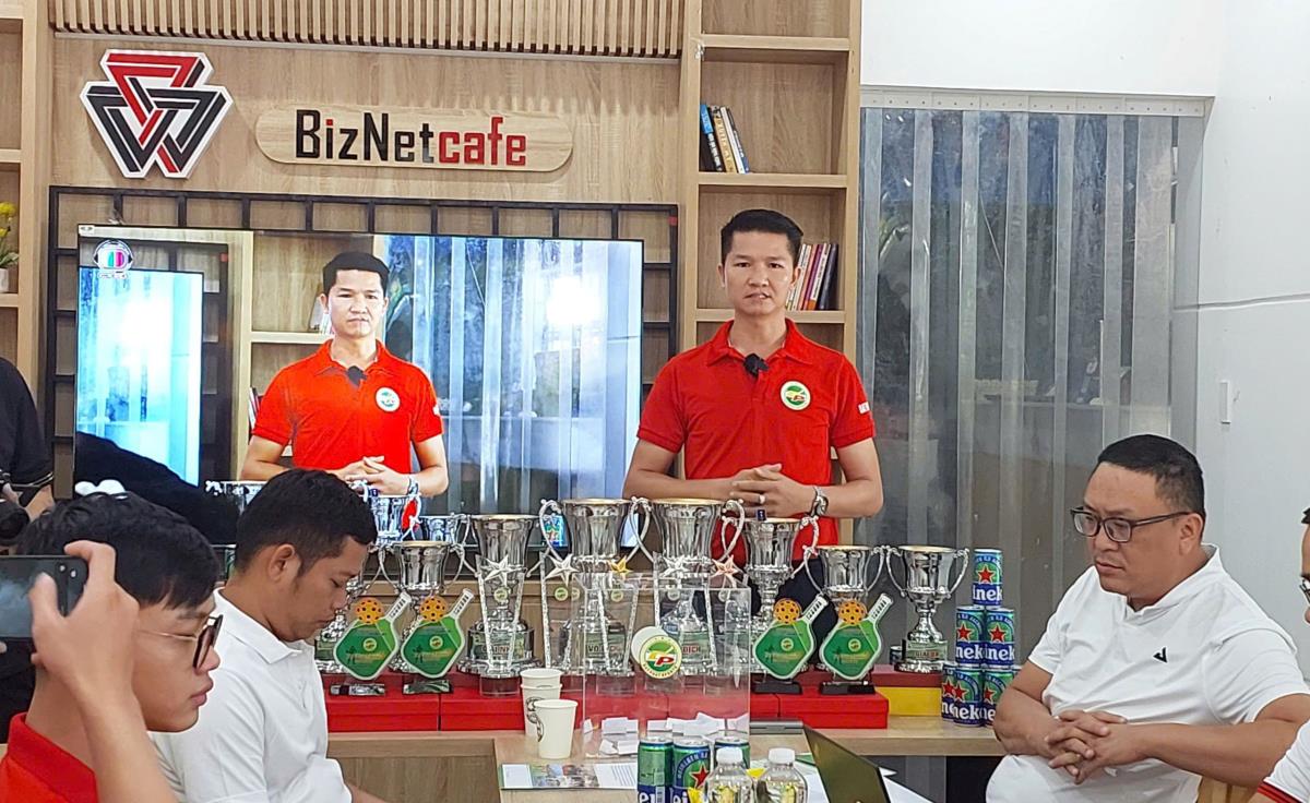 Ông Nguyễn Hữu Đạt - Trưởng Ban tổ chức giải phát biểu tại buổi họp và lễ bốc thăm.