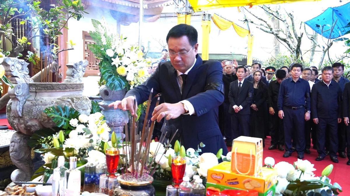 Bí thư Thành ủy Đà Nẵng Lê Ngọc Quang (bên phải) thực hiện nghi lễ an táng hài cốt các anh hùng liệt sĩ. Ảnh: Q.V