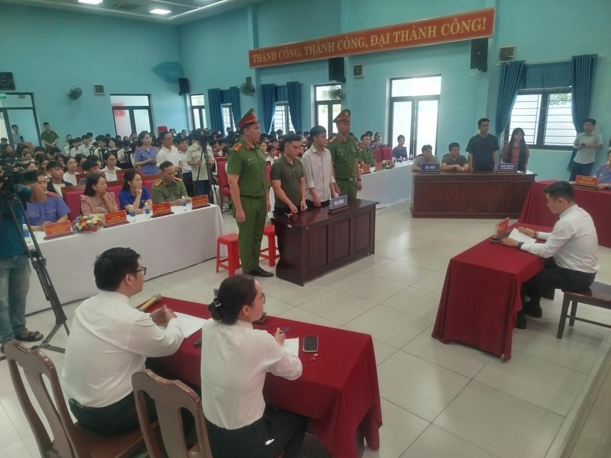 Thanh thiếu niên vi phạm pháp luật giao nộp hung khí tại "Phiên tòa giả định".