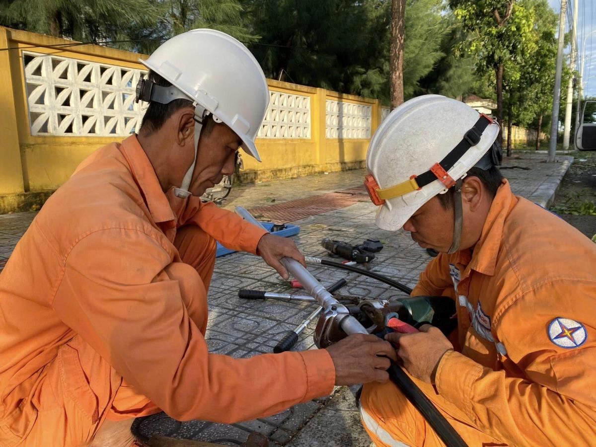 Nhân viên điện lực khắc phục sự cố do bão 13 gây ra.