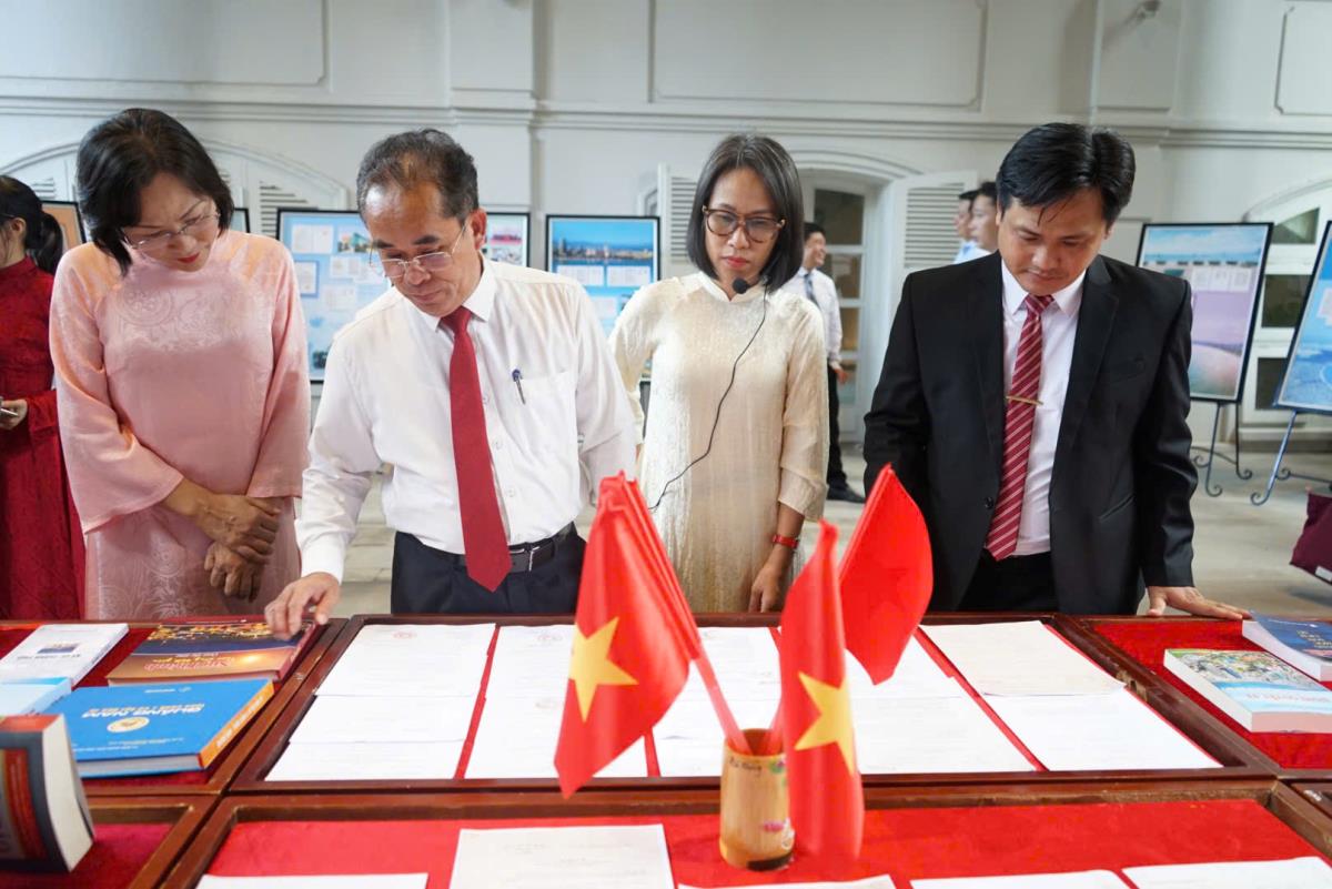 Đại tá Nguyễn Đại Đồng - Phó Giám đốc CATP Đà Nẵng tham quan triển lãm.