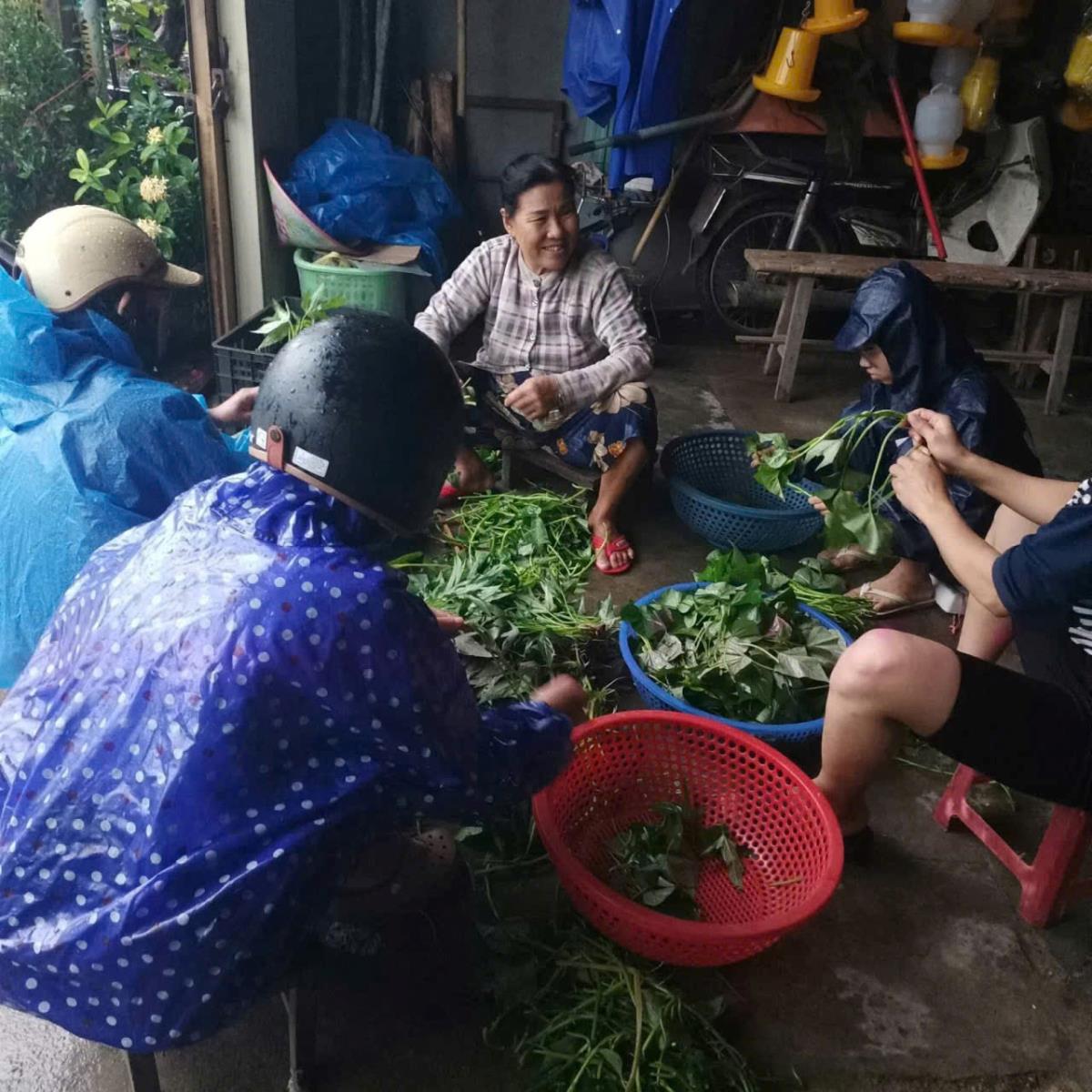 Chợ quê mùa lũ…