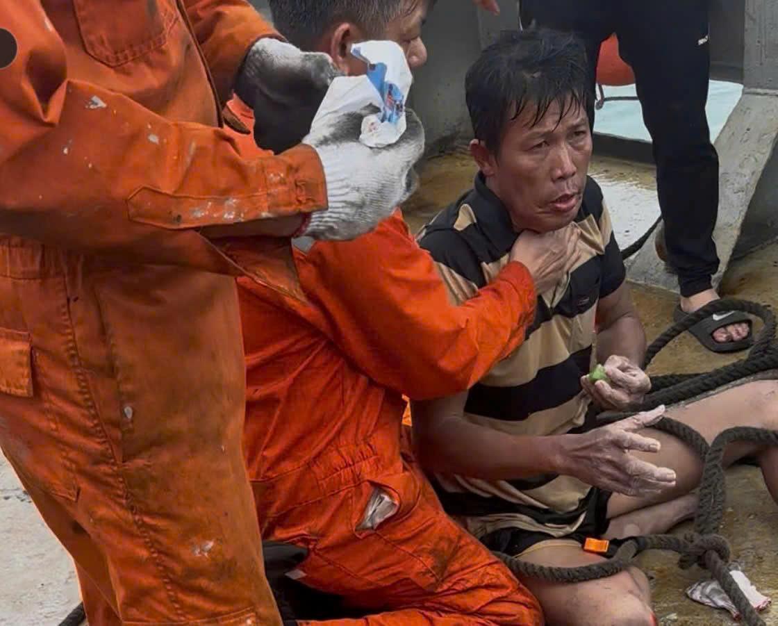 Ông Phan Duy Quang được cứu sau 2 ngày lênh đênh trên biển