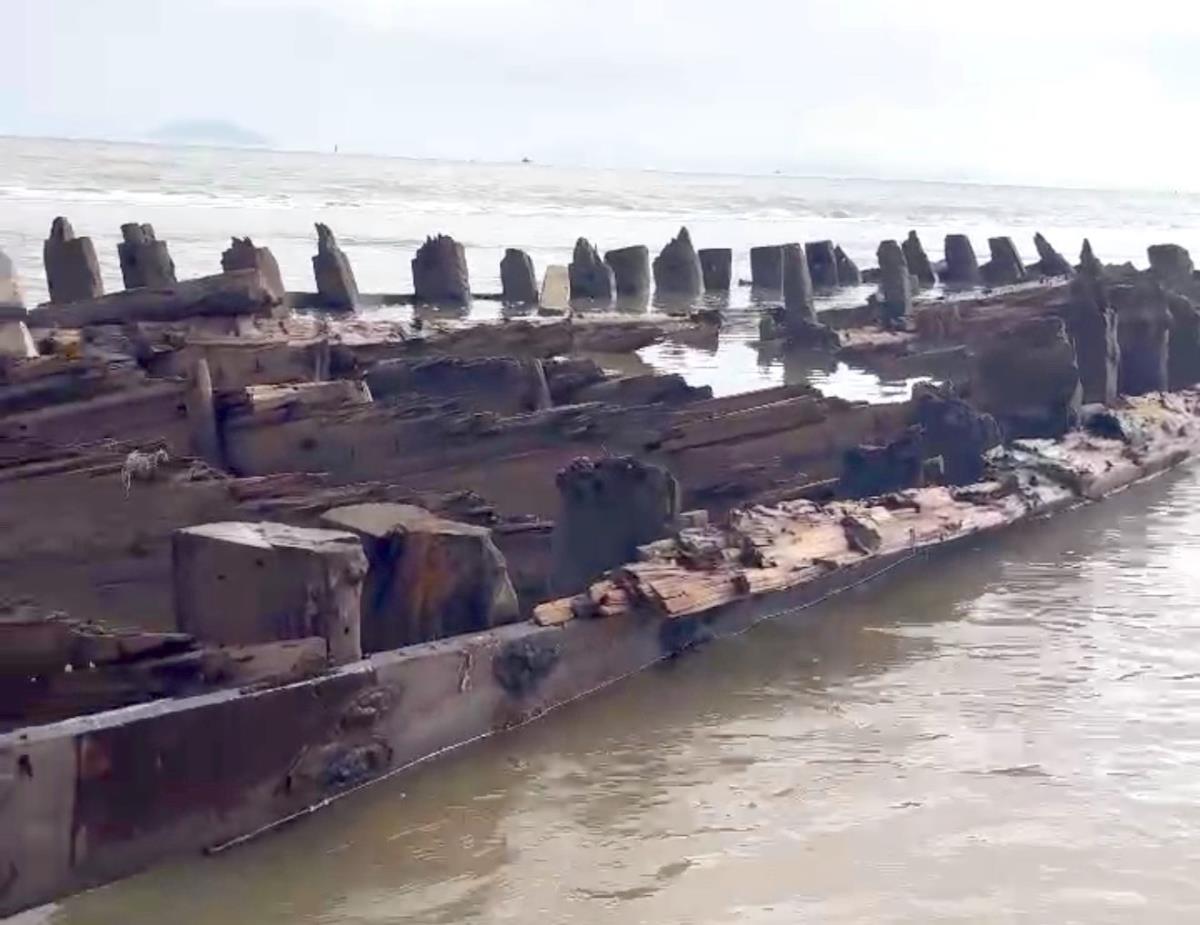 Xác tàu cổ lộ rõ hơn sau đợt mưa lũ vừa qua