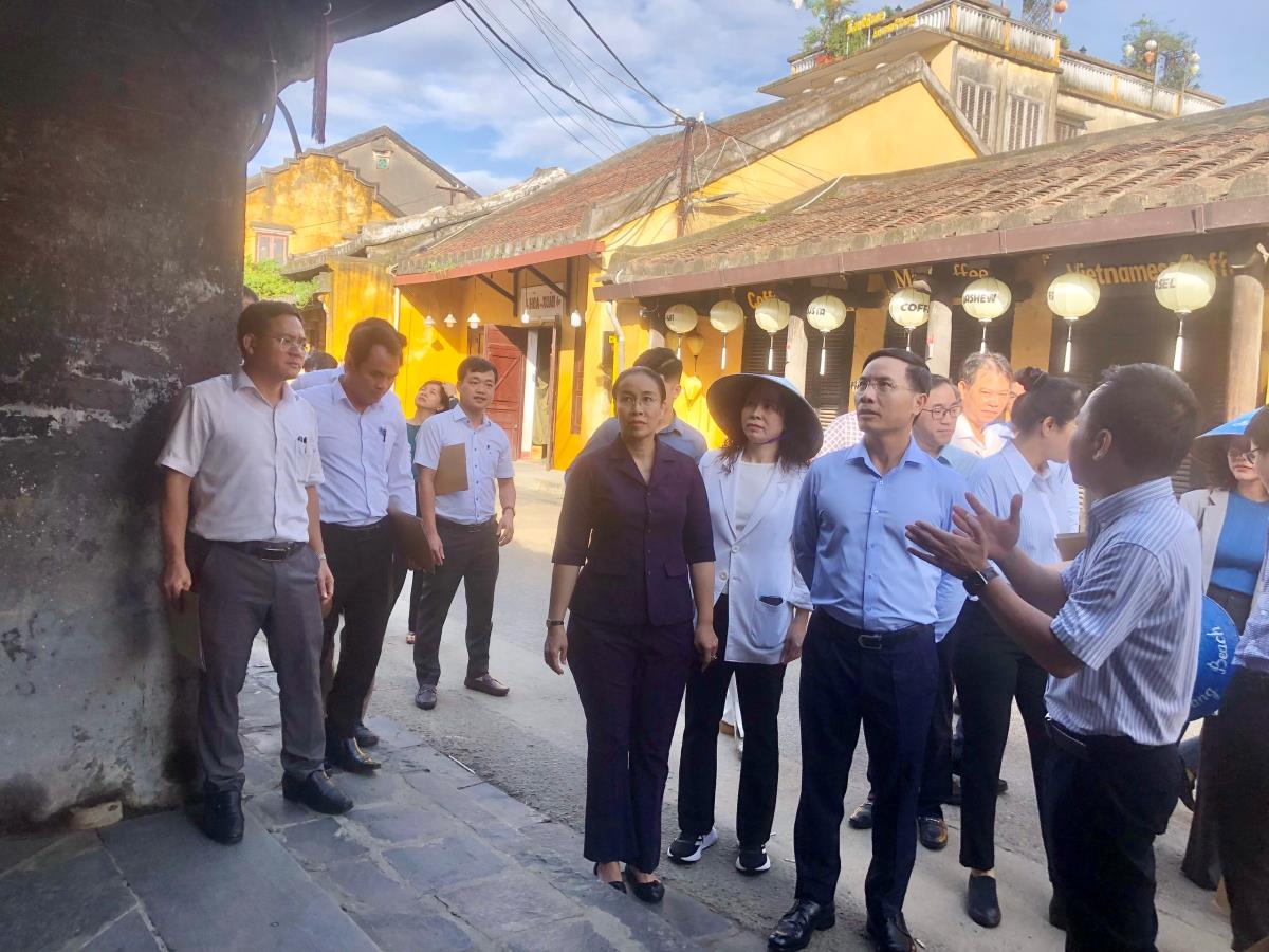 Chủ tịch UBND thành phố Phạm Đức Ấn thị sát dọc sông Trường Giang.