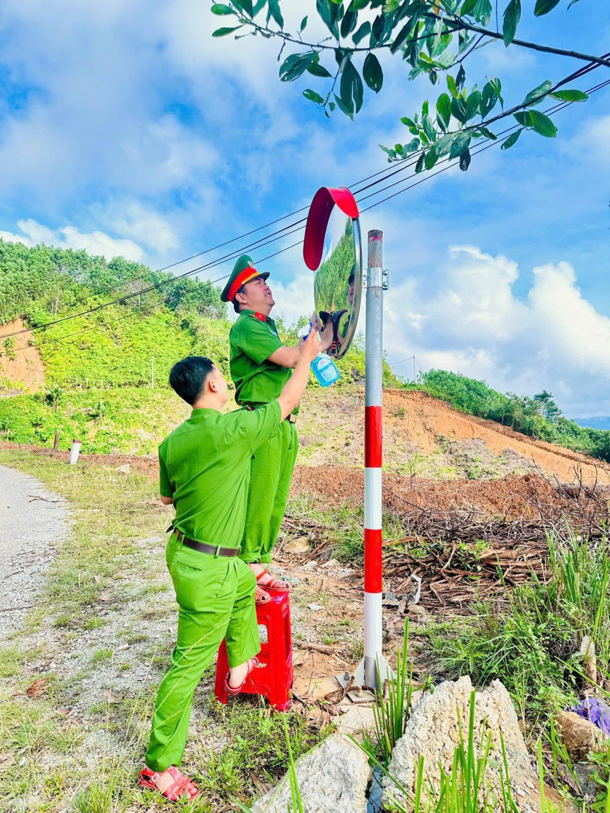 Công an xã chăng dây, cắm biển cảnh báo nguy hiểm tại những đoạn đường giao thông sụt lún, nguy hiểm.