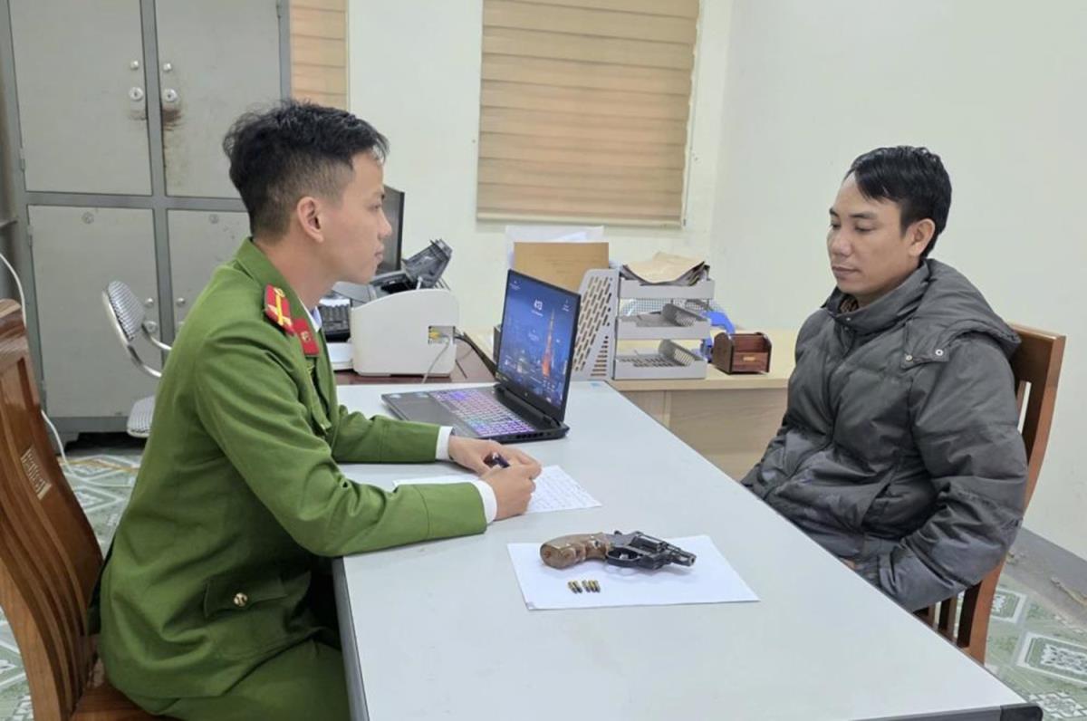 Đối tượng Bạch và súng, đạn liên quan đến vụ việc.