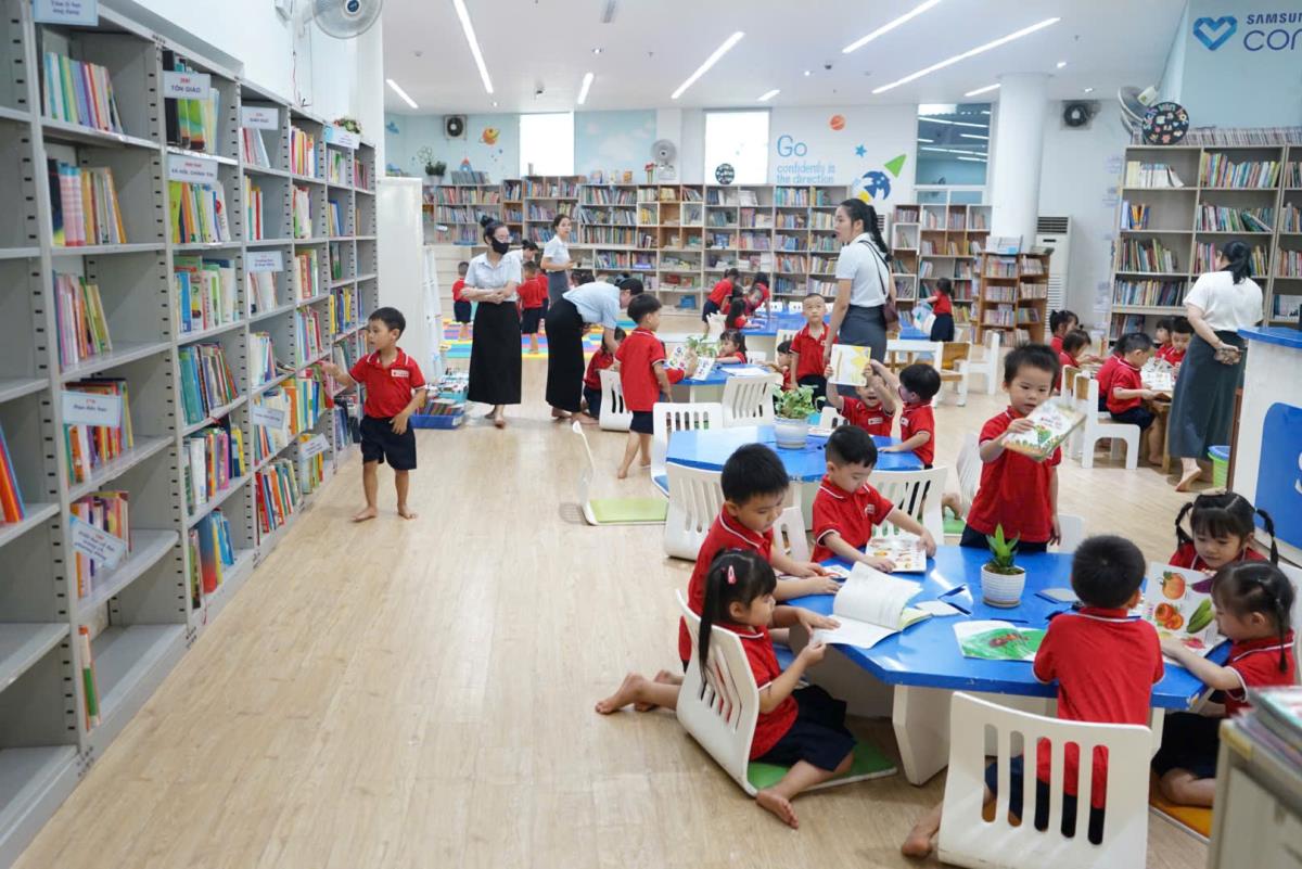 Bạn đọc tìm kiếm và tra cứu sách tại Thư viện Đà Nẵng.