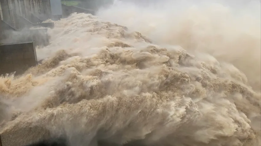 Phường Tuy Hòa một vùng hạ du sông Ba ngập trong biển nước. Ảnh: M.M