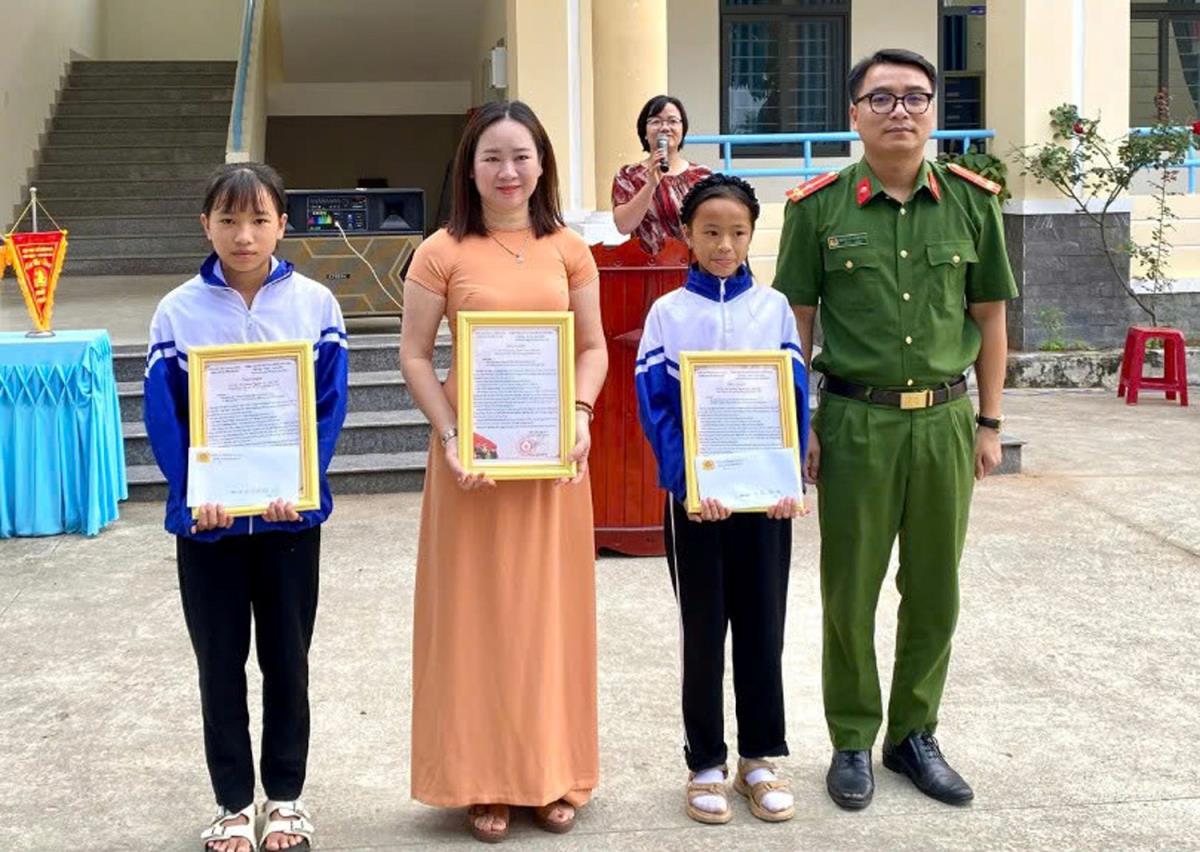 Công an xã Đăk Rơ Wa gửi thư khen 2 em Thảo, Trinh và đại diện nhà trường.