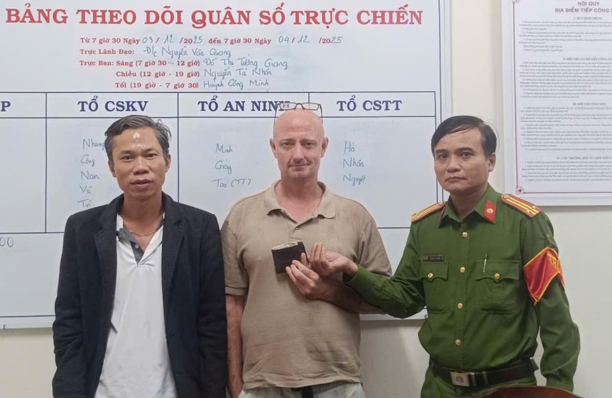 Nam du khách nước ngoài nhận lại tài sản đánh rơi.