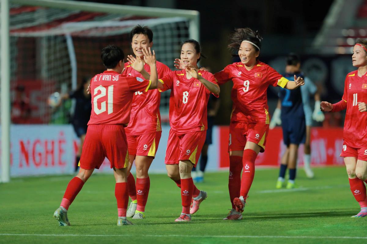 Huỳnh Như và đồng đội khó vuột khỏi 3 điểm đầu tiên.