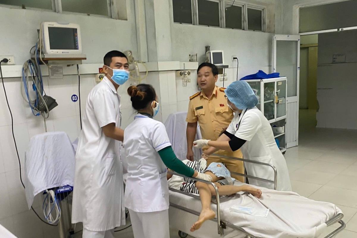 Cán bộ Đội CSGT đường bộ số 2 thăm hỏi, tặng quà cho gia đình 2 cháu.