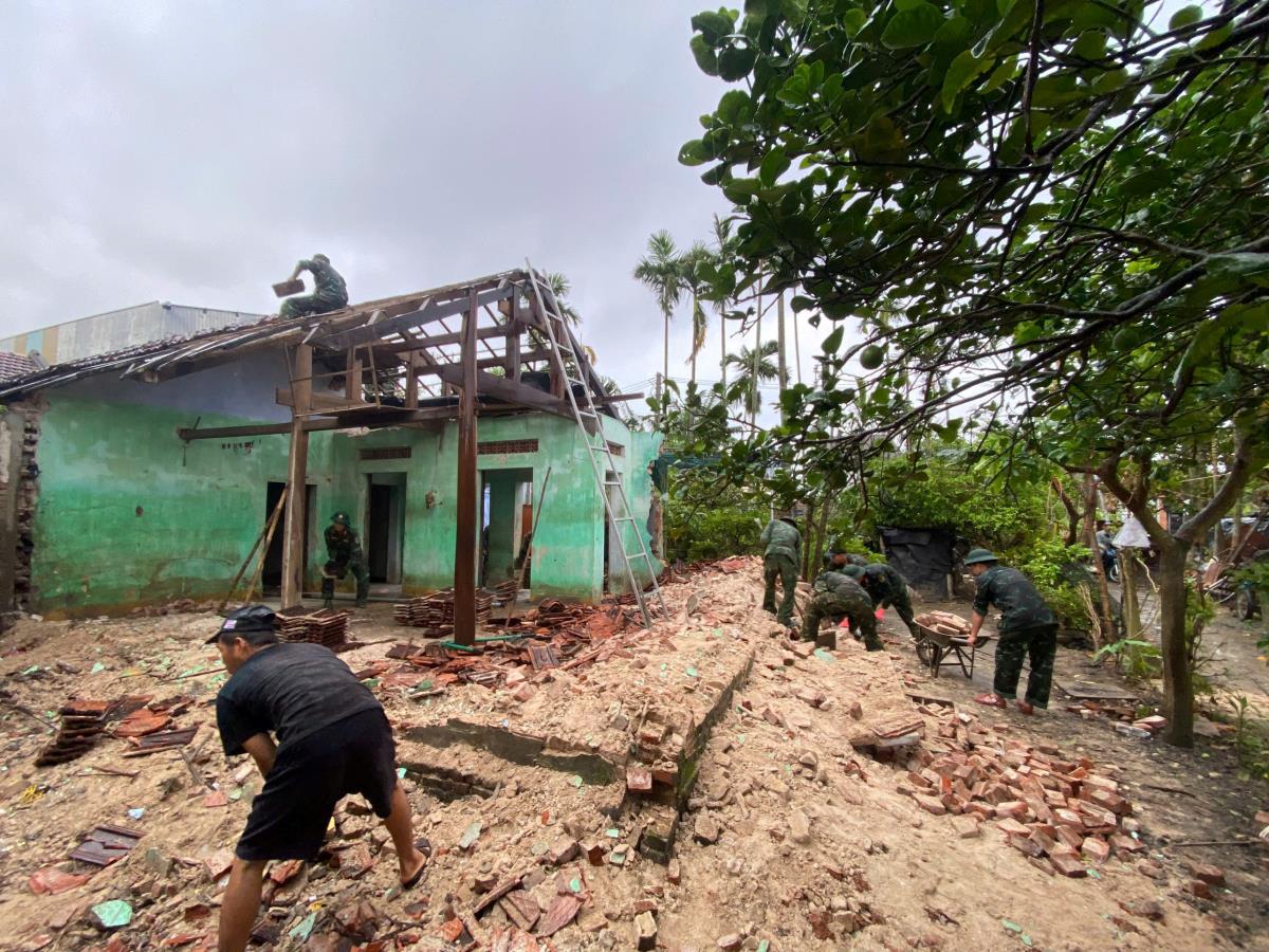 Người dân vui mừng khi có bộ đội về giúp dân.